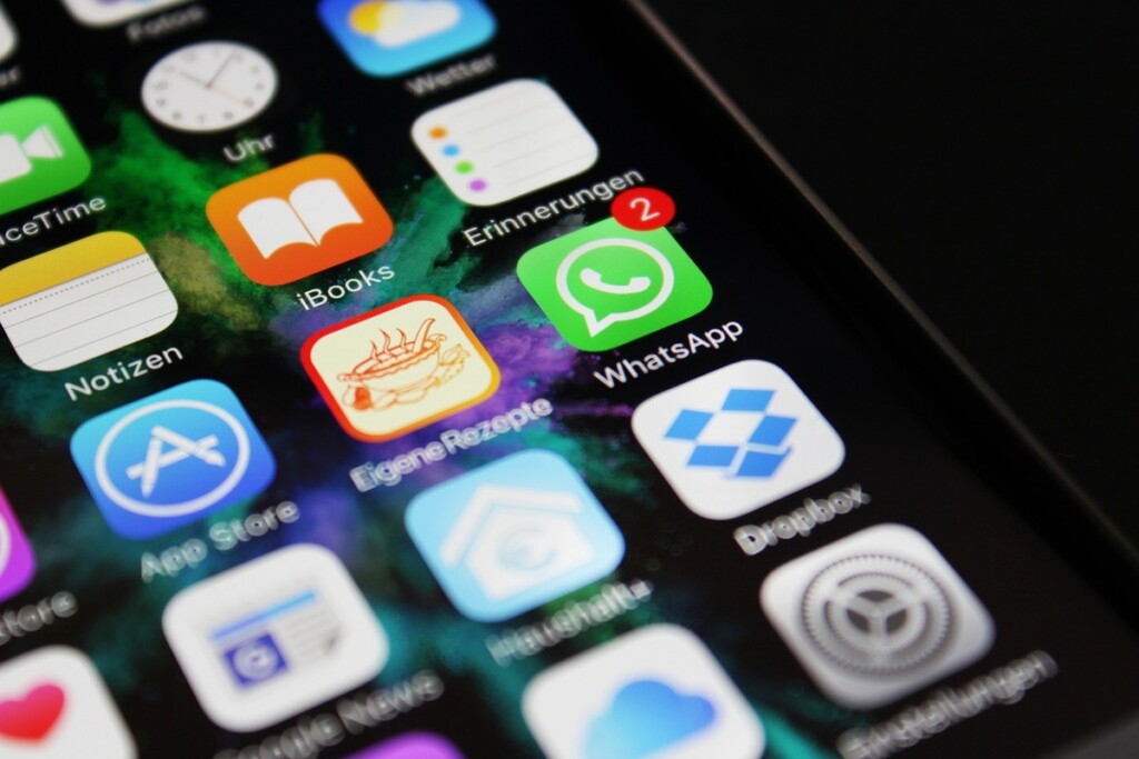 Tela de smartphone em foco no menu de aplicativos e em destaque o ícone do whatsapp com duas notificações