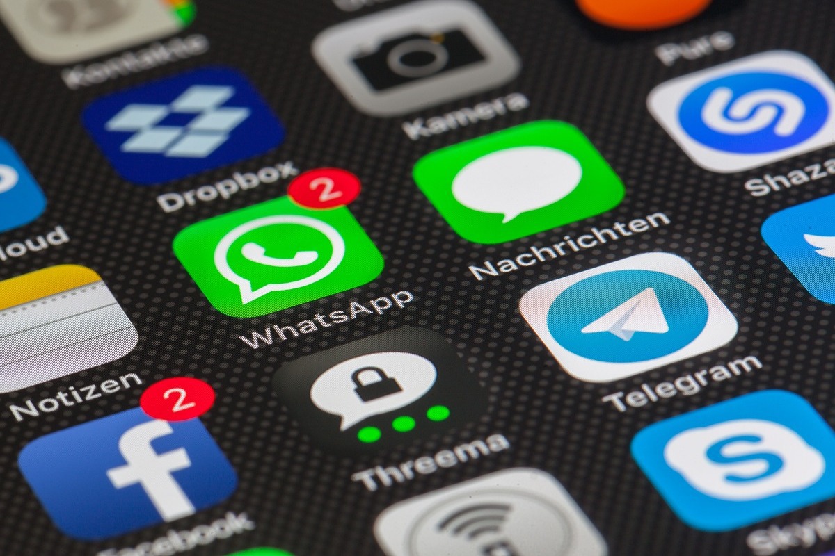 Tela de celular com menu exibindo aplicativos e algumas notificações no Whatsapp e Facebook