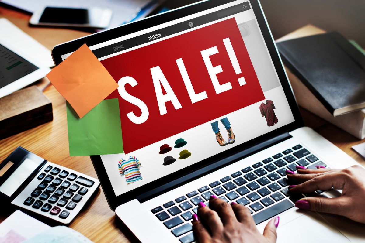 Copy para vendas: A imagem mostra uma placa de Vendas, Sale em inglês, na tela de um computador