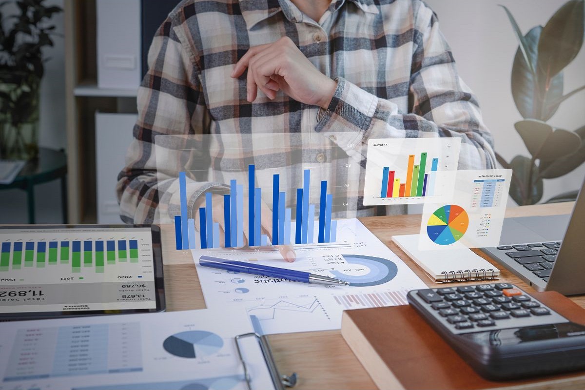 Gestão de vendas: A imagem mostra uma pessoa analisando dados 